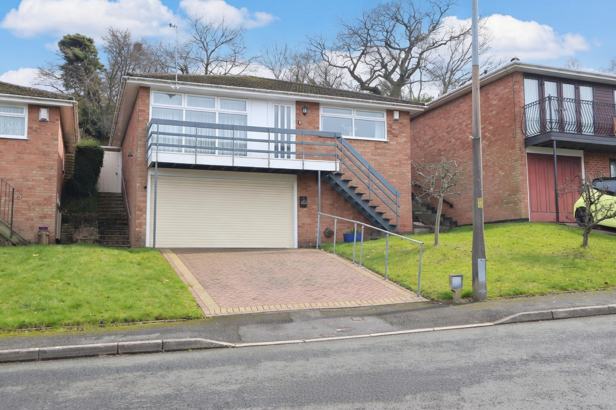 3 bed property in Thicknall Drive, Stourbridge